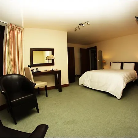 All The Twos Lodge Clifden Room photo